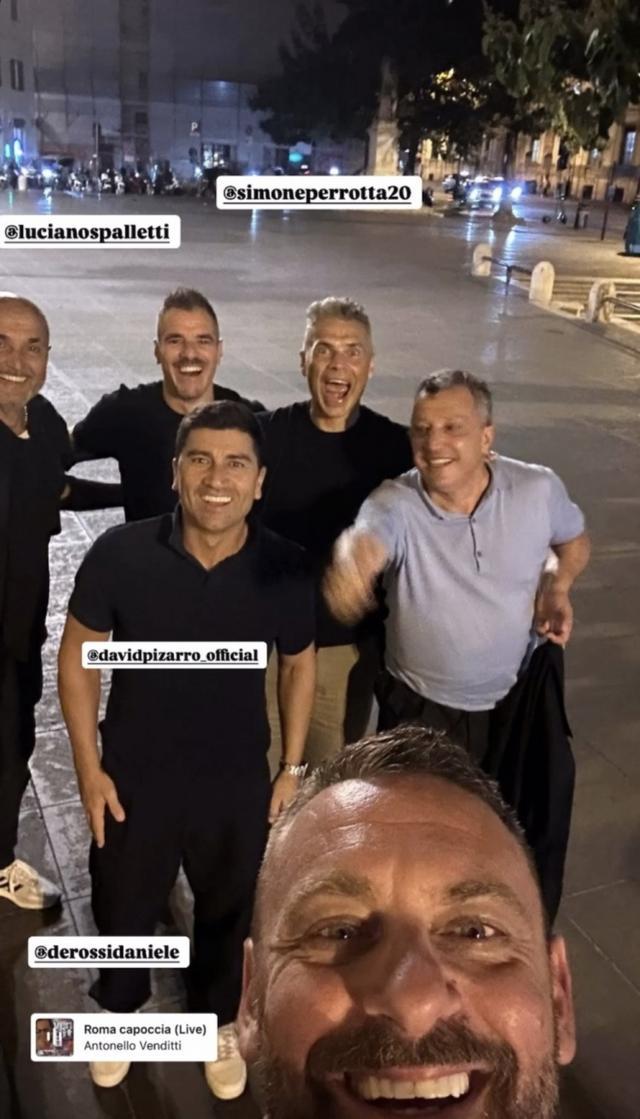 为了让他振, 球员邀请他, 的自拍合影