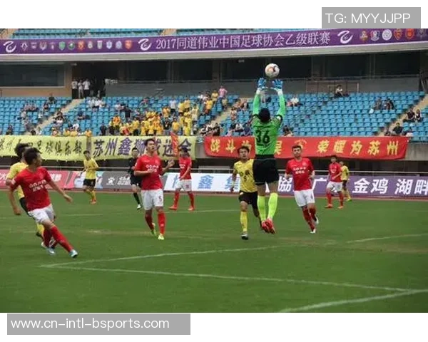 四川安纳普尔那足球队迎战江苏东吴力争主场全取三分的激烈对决